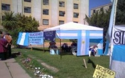 Noticias- Mendoza: Celadores instalan carpa frente a Casa de Gobierno