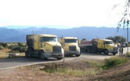 Corte de ruta en Tinogasta: 20 camiones regresaron a Chile y la fiscalía emplazó a vecinos para que desalojen la ruta