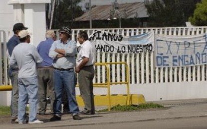 Ypefianos piquetean en la Destilería en reclamo de antigua deuda