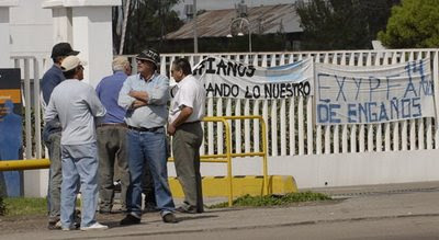 Ypefianos piquetean en la Destilería en reclamo de antigua deuda