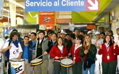 Empleados de súper e híper mercados piden aumentos y hacen escraches