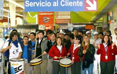 Empleados de súper e híper mercados piden aumentos y hacen escraches