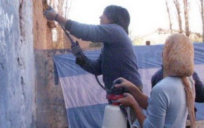 El Inadi tapó grafittis fachos