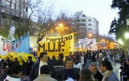 Movilización en defensa de la democracia en Mendoza