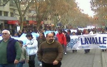 Docentes locales marcharon ayer hacia Casa de Gobierno