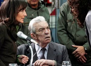 Teatralización mediante, Bussi logró frenar el juicio hasta el viernes