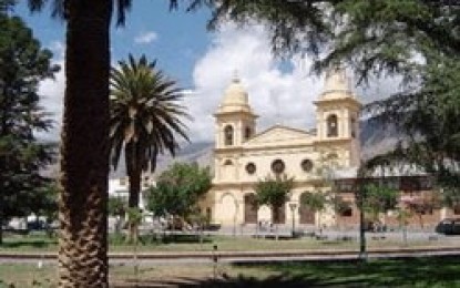 Vecinos de Cafayate detuvieron cuatro camiones de Minera Alumbrera detrás del hospital