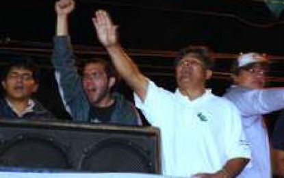 Cívicos insultan a Morales y los grupos de choque dejan a un joven en coma