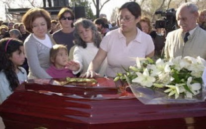 Amigos, tonadas y aplausos en el funeral del cura de los pobres
