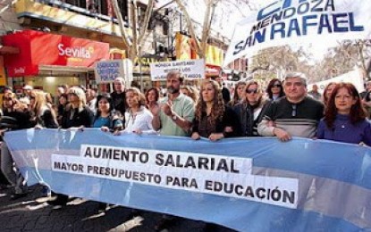 Los docentes se congregan en Costanera y Vicente Zapata