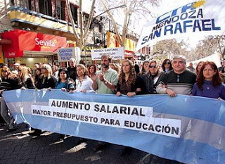 Los docentes se congregan en Costanera y Vicente Zapata