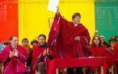 Evo decreta creación de 3 universidades para aymaras, quechuas y guaraníes