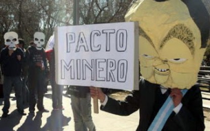 Protesta contra los empresarios mineros reunidos en el congreso Argentina Mining 2008