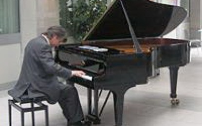 Julio Mazziotti en la sala Elina Alba