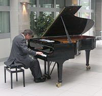Julio Mazziotti en la sala Elina Alba