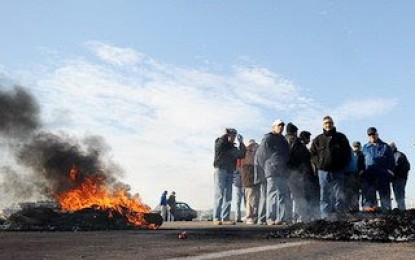 Ex trabajadores ypefianos reclaman en la ruta 40