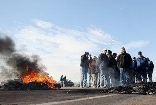 Ex trabajadores ypefianos reclaman en la ruta 40