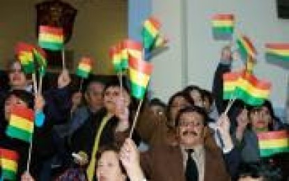 Organizaciones bolivianas abren marcha a favor de nueva Constitución