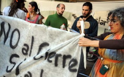 Toma simbólica del teatro Mendoza en oposición a su venta