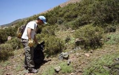 Convocados por ONGs unas cien personas limpiaron la montaña
