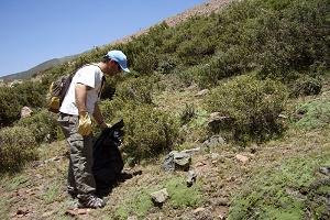 Convocados por ONGs unas cien personas limpiaron la montaña