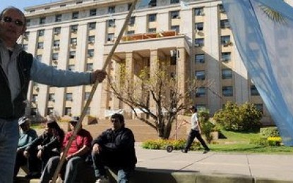 Ypefianos trasladaron su protesta y reclaman ahora frente a Casa de Gobierno