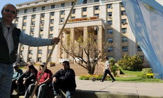 Ypefianos trasladaron su protesta y reclaman ahora frente a Casa de Gobierno