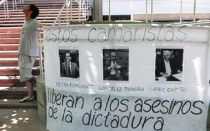 Organismos de derechos humanos mendocinos escracharon a camaristas federales que liberaron a represores