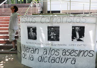 Organismos de derechos humanos mendocinos escracharon a camaristas federales que liberaron a represores