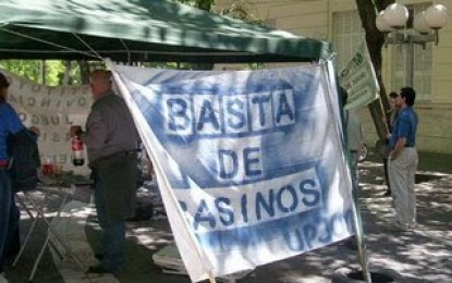 Empleados del Casino de Mendoza instalaron una carpa frente a la Legislatura
