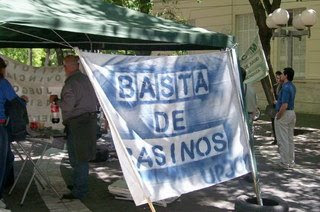 Empleados del Casino de Mendoza instalaron una carpa frente a la Legislatura