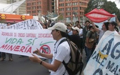Comunidades opuestas a la minería realizan plantón frente al consulado de Canadá en Ecuador