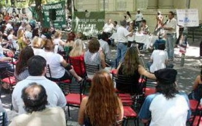 Estatales organizan caravanazo reclamando aumento de salarios