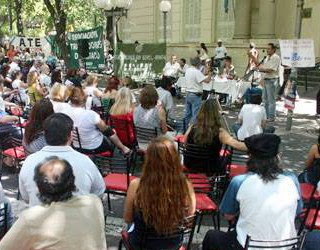 Estatales organizan caravanazo reclamando aumento de salarios