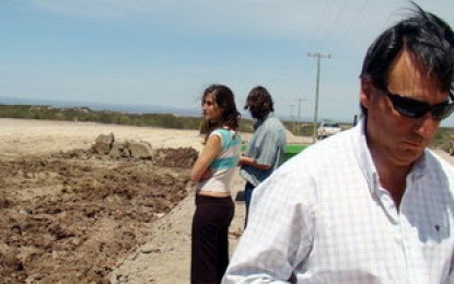 Gendarmería toma muestras de la tierra empetrolada cercana a El Carrizal