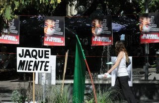 Trabajadores de la salud continúan con los escraches