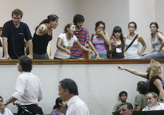 En debate sobre venta del Teatro Mendoza, Guillermo Yazlli llamó a hacedores culturales “hippies mugrientos”