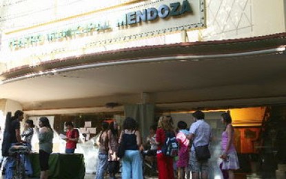 Desalojaron a los manifestantes del Teatro Mendoza