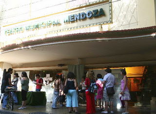 Desalojaron a los manifestantes del Teatro Mendoza
