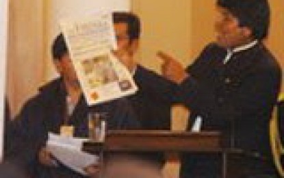 Periodistas condenan juicios de valor de nota que ligó a Evo con el contrabando