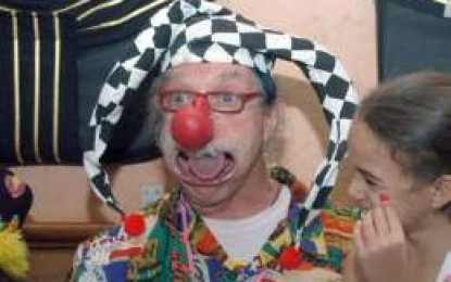 Proyecta Patch Adams crear escuelas de medicina en África