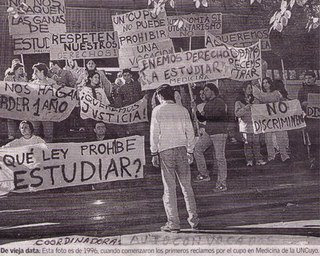 Médicos Humanistas: encadenamiento en señal de protesta
