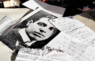 Borges recibe en su tumba mensajes de sus lectores