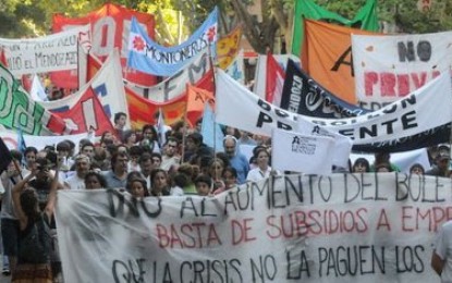 Estatales mendocinos y organizaciones sociales marcharon contra el “tarifazo”