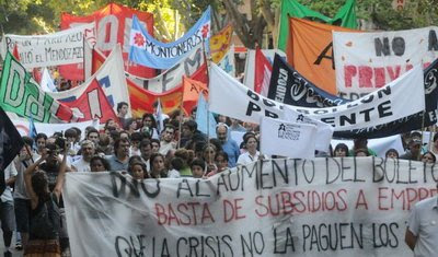 Estatales mendocinos y organizaciones sociales marcharon contra el “tarifazo”