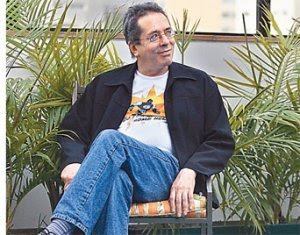 César Aira: “trato de escribir buenas novelas, pero me salen cosas raras”