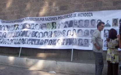 Una placa en la Penitenciaría recuerda a los presos políticos desaparecidos