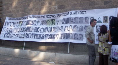 Una placa en la Penitenciaría recuerda a los presos políticos desaparecidos