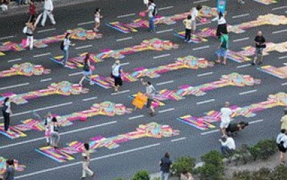 Las rayuelas flúo de Minujín coparon la 9 de Julio