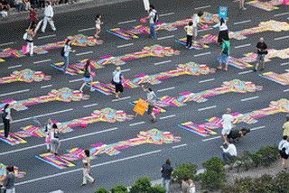 Las rayuelas flúo de Minujín coparon la 9 de Julio